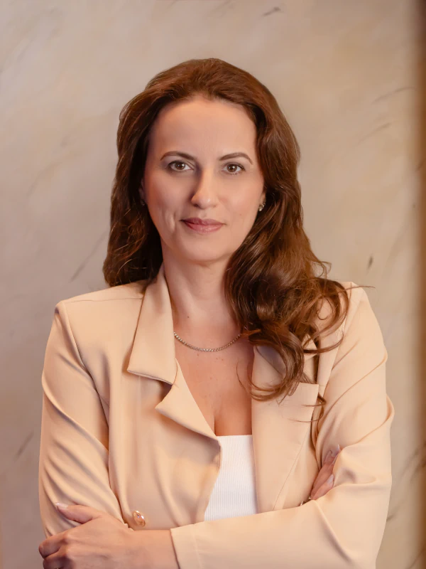 Foto de busto da doutora Flávia Ulhôa.