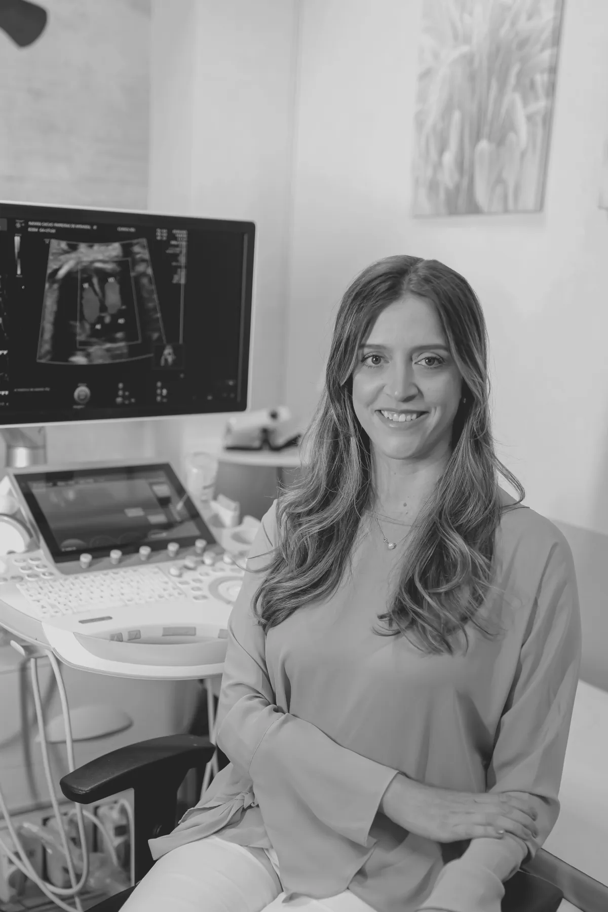 Doutora Marina em foto de busto em frente a equipamento médico.